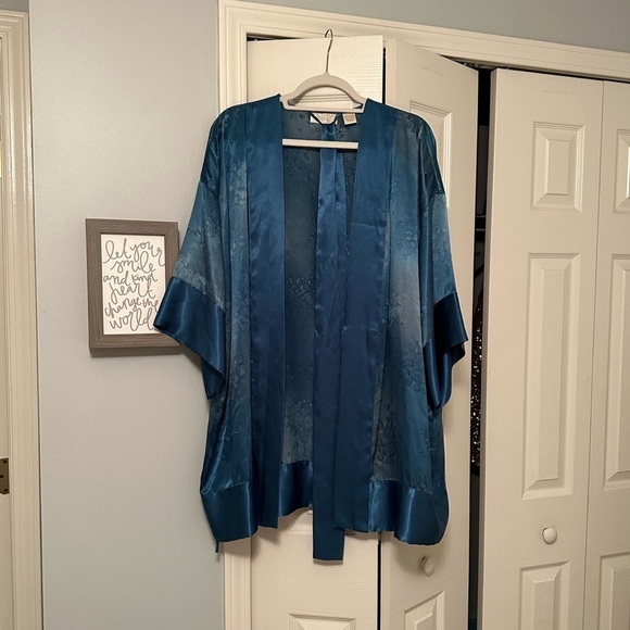 Victoria's Secret Blue Floral Robe - Picture 1 of 10